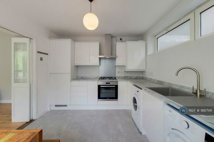 2 Bedroom Flat To Rent In Woodland Road, London, SE19