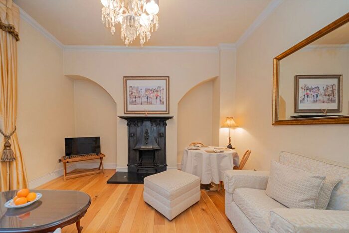 2 Bedroom Flat To Rent In Kensington Court, Kensington, W8