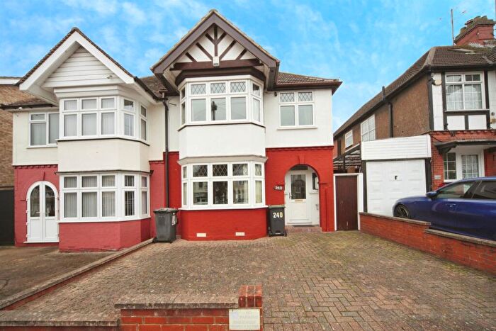 3 Bedroom Semi-Detached House For Sale In Cutenhoe Road, Luton, LU1
