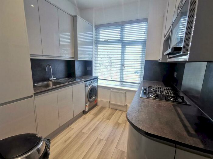 2 Bedroom Flat To Rent In Whitchurch Lane, Edgware, HA8