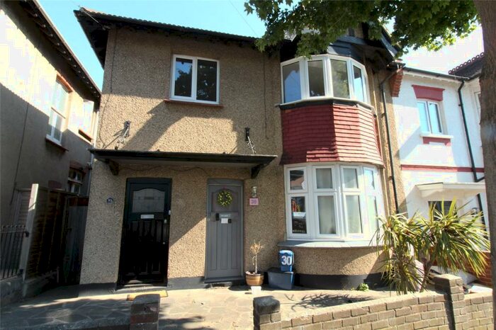 2 Bedroom Apartment To Rent In Somerville Gardens, Leigh-On-Sea, Essex, SS9