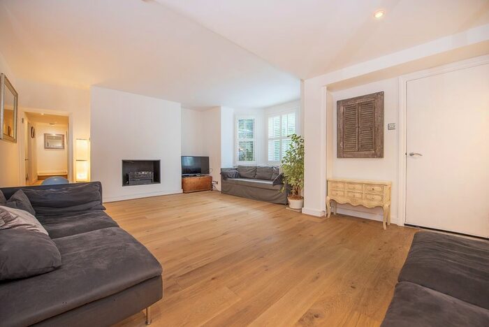 3 Bedroom Flat To Rent In Richmond Hill, Richmond, TW10