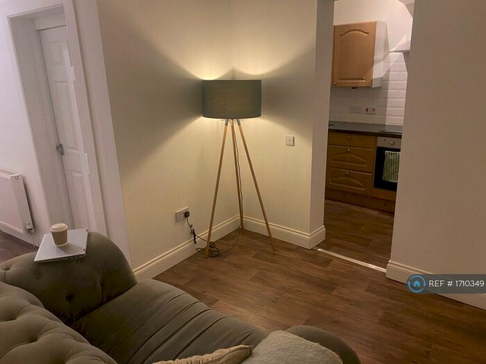 2 Bedroom Flat To Rent In Calder Street, Glasgow, G42