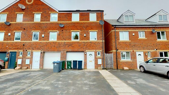 4 Bedroom Town House To Rent In Springs Medows, Bradford, BD8