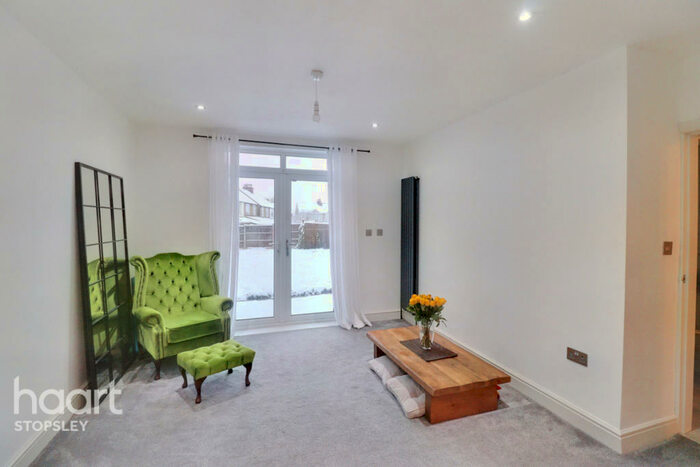 3 Bedroom Semi-Detached House For Sale In Norfolk Road, Luton, LU2