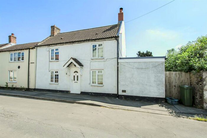3 Bedroom Cottage For Sale In The Slack, Crowle, DN17
