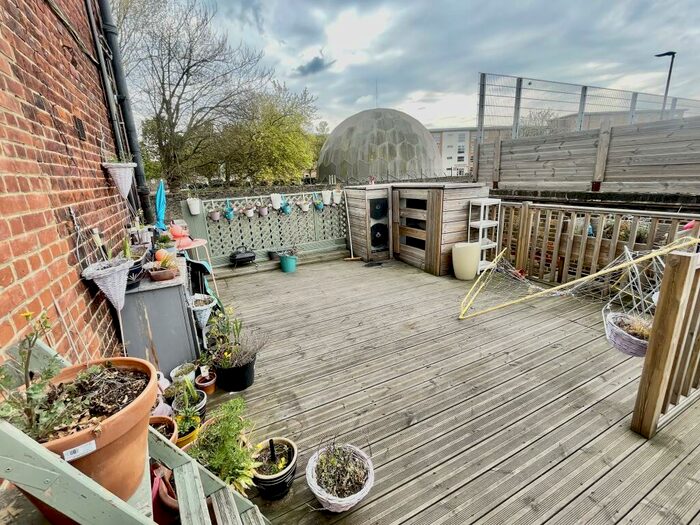 2 Bedroom Apartment To Rent In Woolwich, SE18