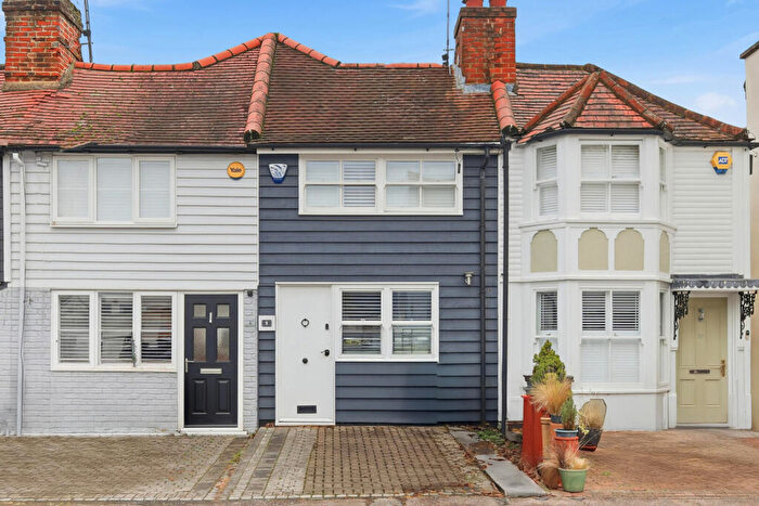 2 Bedroom House For Sale In Smarts Lane, Loughton, IG10