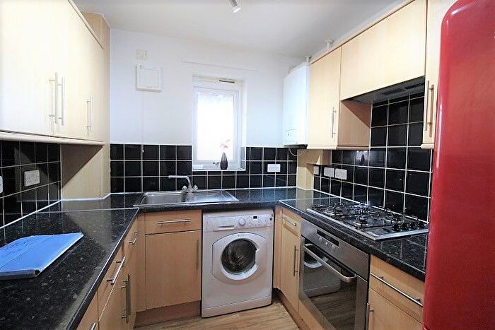 2 Bedroom Flat To Rent In Mckay Avenue, Torquay, TQ1