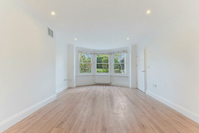 Apartment To Rent In The Gardens, East Dulwich London, SE22
