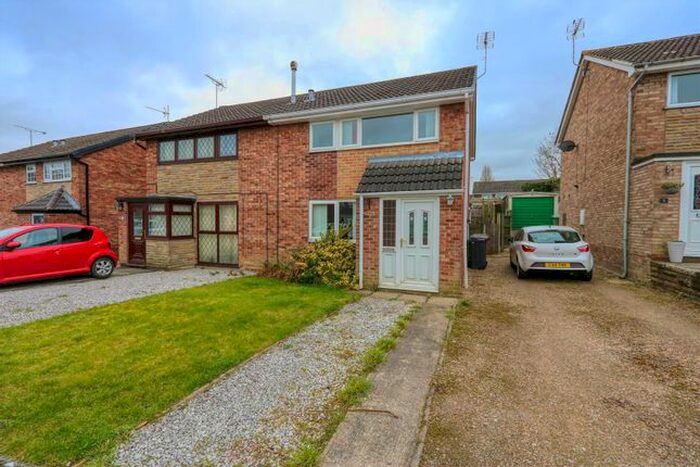 3 Bedroom Semi-Detached House To Rent In Cornwall Drive, Grassmoor, Chesterfield, Derbyshire, S42