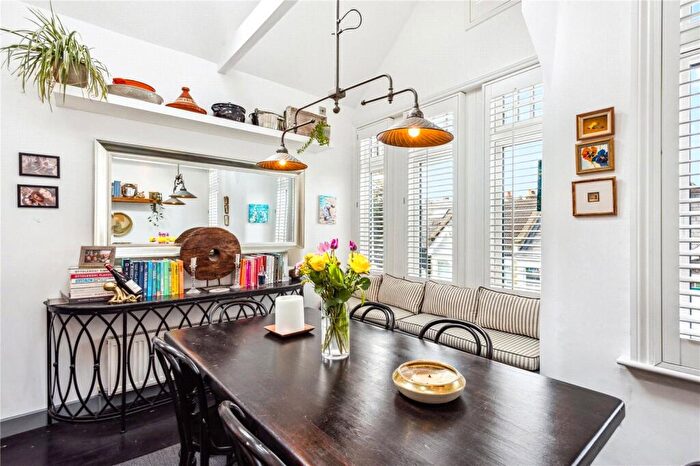 2 Bedroom Apartment For Sale In Thirsk Road, London, SW11