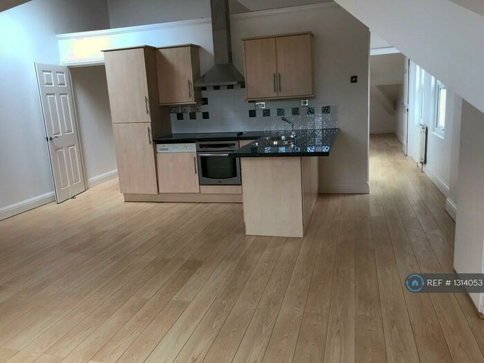 1 Bedroom Penthouse To Rent In Queens Road, Essex, IG9