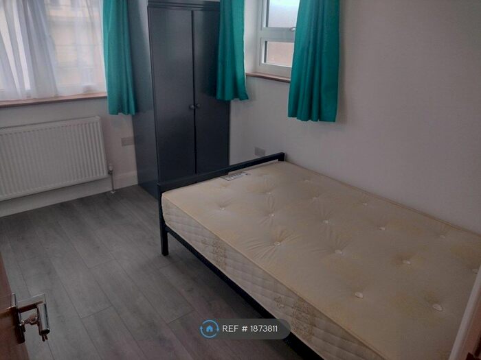 2 Bedroom Flat To Rent In London, London, NW2