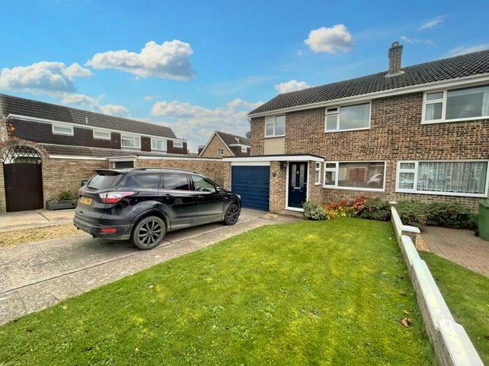 3 Bedroom House To Rent In Willow Road, Street, BA16