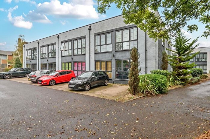 2 Bedroom Flat For Sale In Newbury, Berkshire, RG14