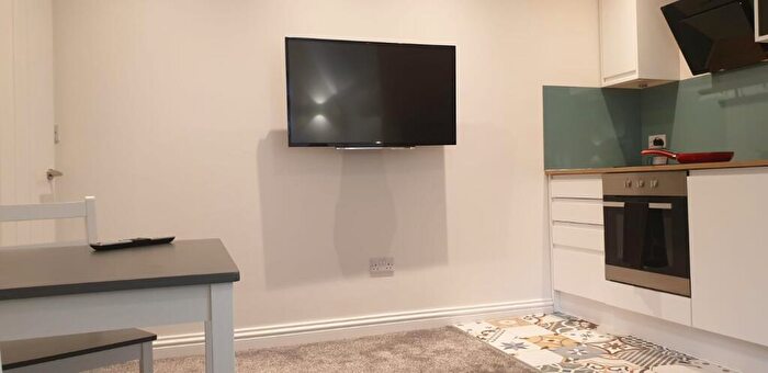 1 Bedroom Flat To Rent In Flat, Monks Road - Bed, LN2