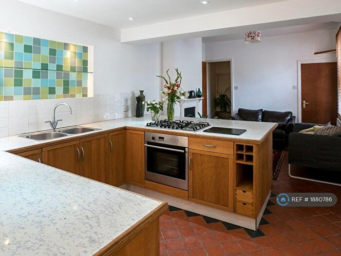 4 Bedroom Semi-Detached House To Rent In Montague Road, Leicester, LE2