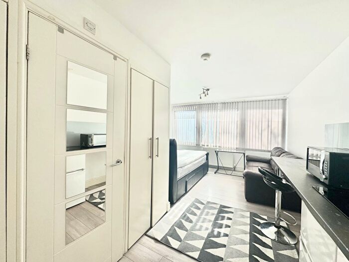 Studio To Rent In Putney Hill, London, SW15