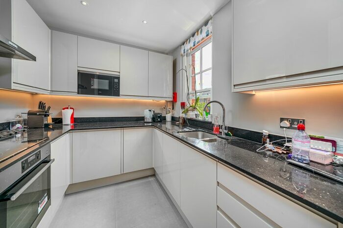 2 Bedroom Flat To Rent In Earls Court Road, London, SW5