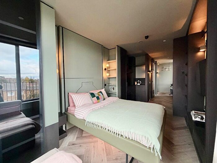 Studio To Rent In Haydon Way, London, SW11