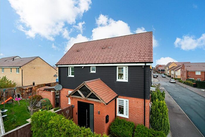 3 Bedroom Semi-Detached House For Sale In Vauxhall Way, Dunstable, LU6