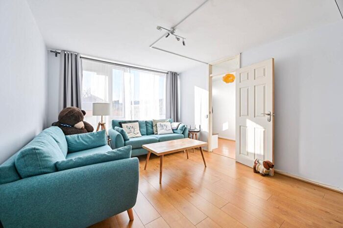 3 Bedroom Maisonette For Sale In Amina Way, Bermondsey, London, SE16