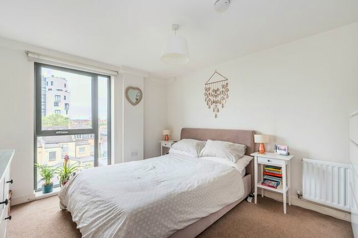 2 Bedroom Flat To Rent In Bicycle Mews, London, SW4