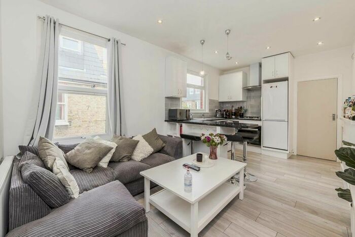 4 Bedroom Flat To Rent In Penwith Road, London, SW18