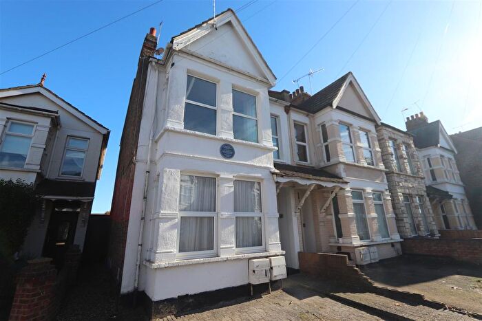 2 Bedroom Flat To Rent In Hamlet Court Road, Westcliff-On-Sea, SS0