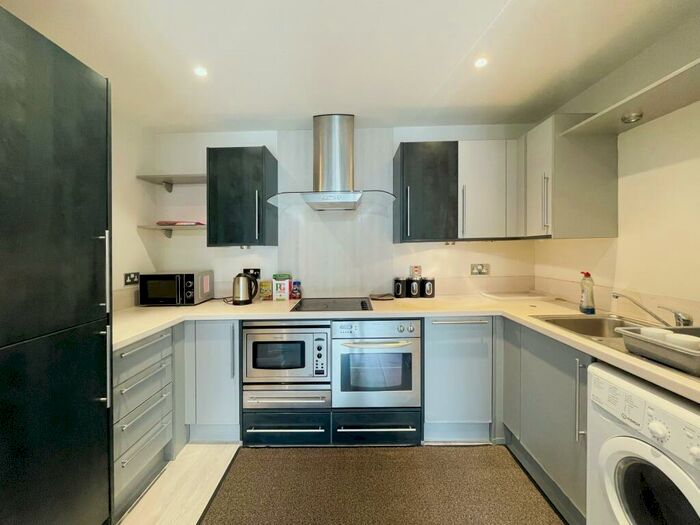 2 Bedroom Flat To Rent In Landmark Place, Churchill Way, Cardiff, CF10