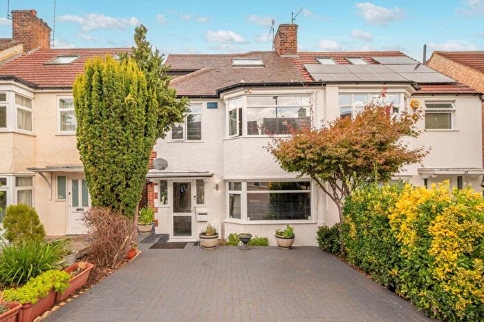 4 Bedroom Semi Detached House For Sale In Dalmeny Road, Oakleigh Park, Barnet, EN5