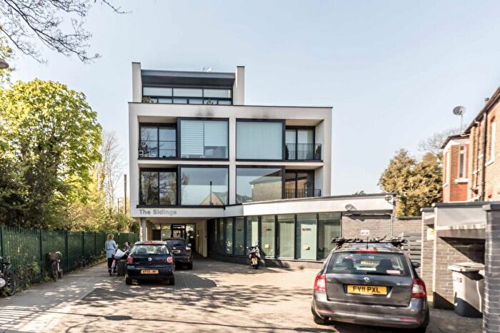 1 Bedroom Flat To Rent In Station Road, Hampton Wick, KT1