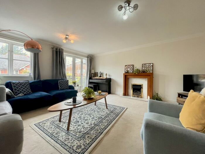 4 Bedroom House To Rent In Imperial Place, Chislehurst, BR7