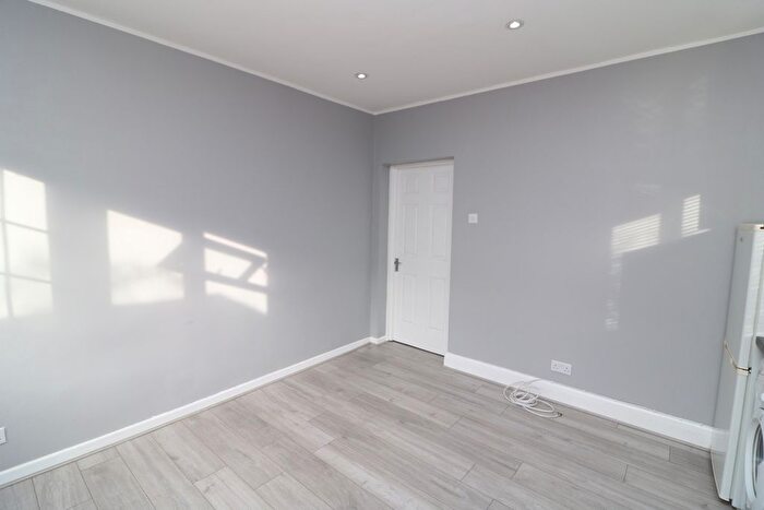 1 Bedroom Flat To Rent In Lucien Road, London, SW17