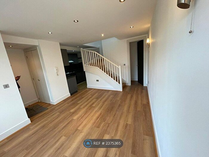 3 Bedroom Flat To Rent In Witham Road, London, W13