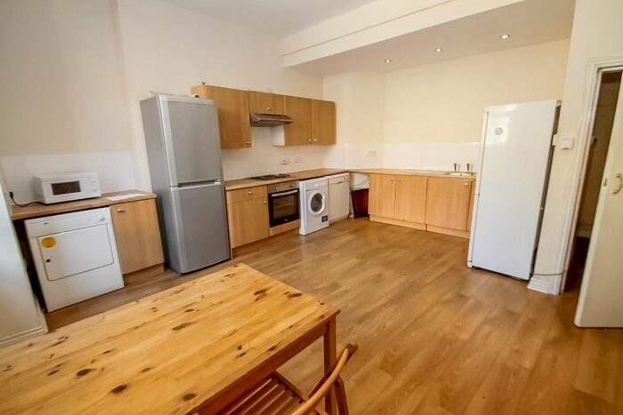 6 Bedroom Detached House To Rent In Bainbrigge Road, Headingley, Leeds, LS6