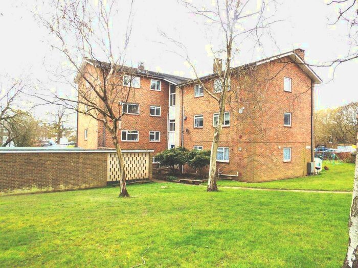 2 Bedroom Flat To Rent In Gossops Green, RH11