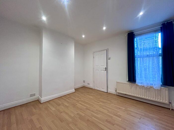 2 Bedroom Flat To Rent In Lower Coombe Street Cro, CR0
