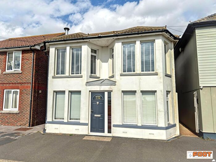 2 Bedroom Flat To Rent In Sea Front, Hayling Island., PO11