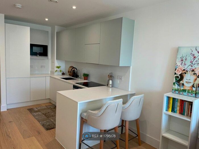 1 Bedroom Flat To Rent In Hive House, Brentford, TW8