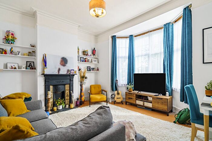3 Bedroom Flat To Rent In Elm Road, London, SW14