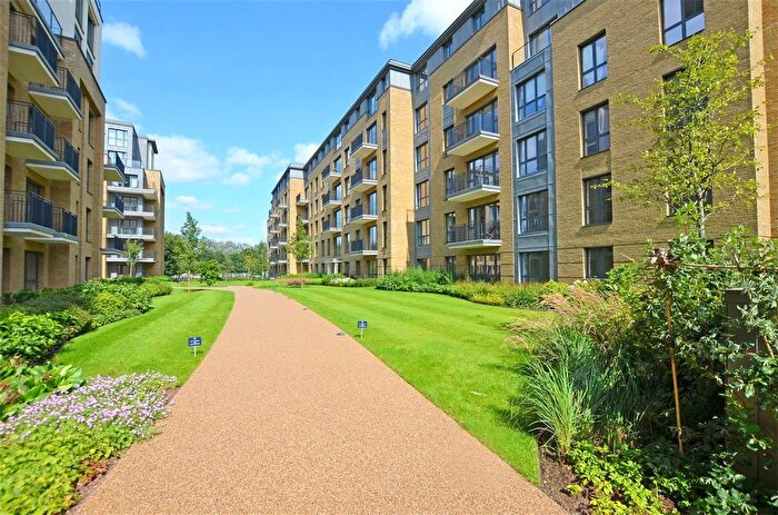 3 Bedroom Flat To Rent In Pinewood Gardens, Teddington, TW11