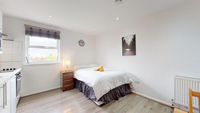 Studio To Rent In Blenheim Gardens, London, NW2