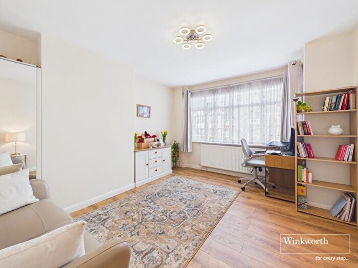 1 Bedroom Maisonette For Sale In Oak Tree Dell, Kingsbury, London, NW9
