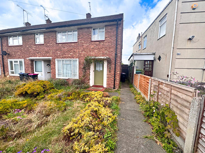 3 Bedroom End Of Terrace House For Sale In Springfield Drive, Westcliff-on-Sea, SS0
