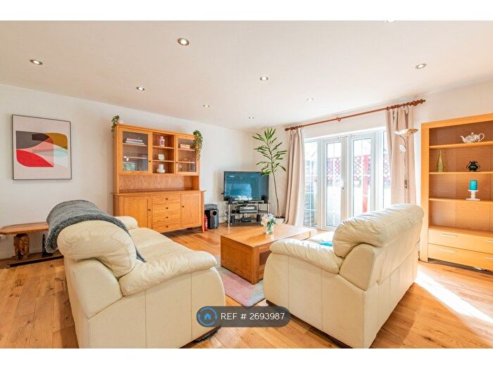 2 Bedroom Flat To Rent In West Ham Lane, Stratford, E15