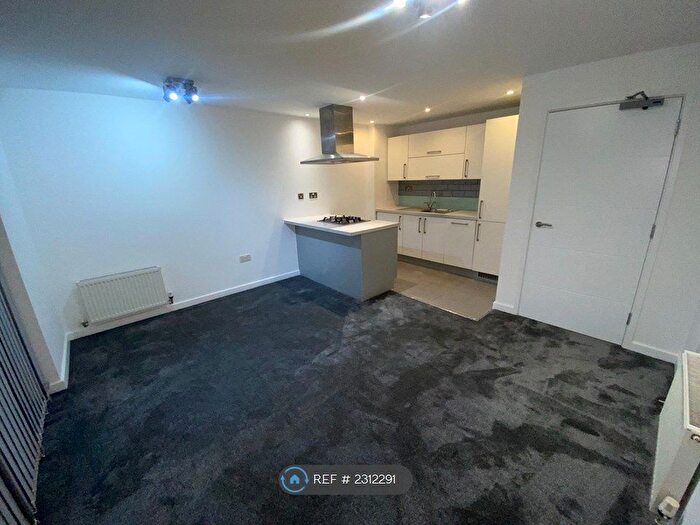 2 Bedroom Flat To Rent In Queen Mary Avenue, London, E18