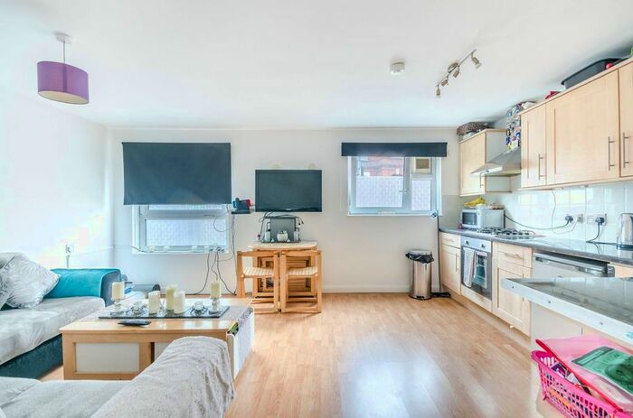1 Bedroom Flat To Rent In Browning Court, Barons Court, London, W14