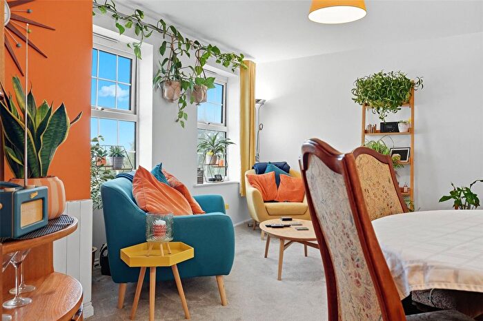 2 Bedroom Flat For Sale In Chase Court Gardens, Southchurch Village, Southend-On-Sea, Essex, SS1